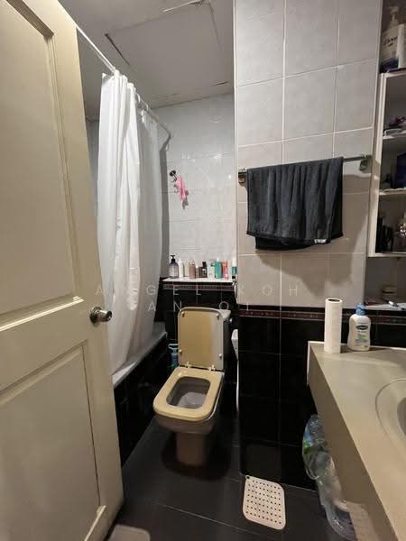 Harbour View Towers, 21 Telok Blangah Drive, Harbourfront / Telok Blangah, 2 Bedrooms, 796 sqft, Condominium For Rent, by Angel Koh An Qi, 500255094 - Bathroom - PropertyGuru.com.sg