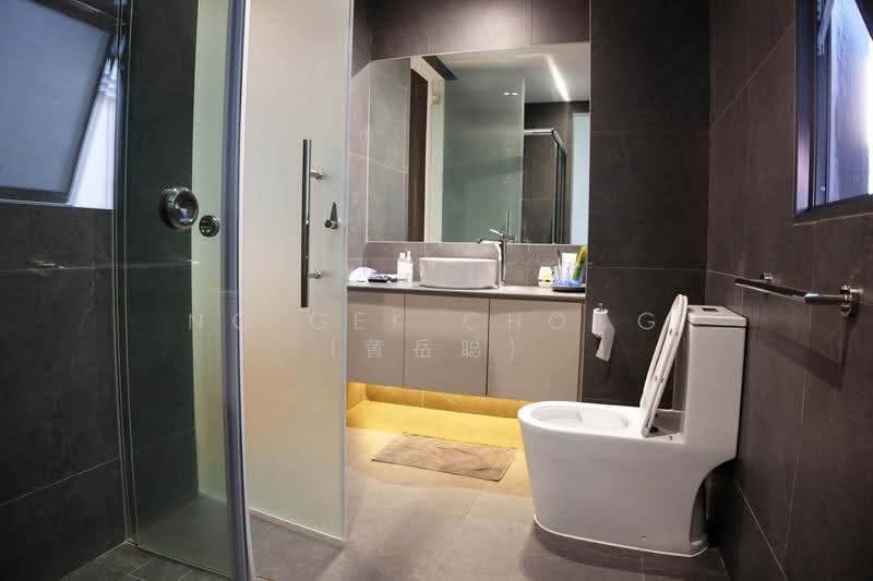 Holland Grove, Holland Grove View, Tanglin / Holland / Bukit Timah, 4 Bedrooms, 2,250 sqft, Semi-Detached House For Sale, by Ng Gek Chong (黄岳聪), 500255096 - Bathroom - PropertyGuru.com.sg