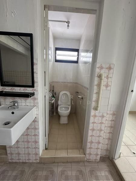 125 Lorong 1 Toa Payoh, 125 Lorong 1 Toa Payoh, Balestier / Toa Payoh, 2 Bedrooms, 721 sqft, HDB Flat For Rent, by KATE, 500255114 - Bathroom - PropertyGuru.com.sg