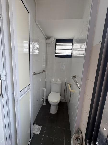 335A Smith Street, 335A Smith Street, Boat Quay / Raffles Place / Marina, 2 Bedrooms, 647 sqft, HDB Flat For Sale, by Henry Poon, 500255124 - Bathroom - PropertyGuru.com.sg