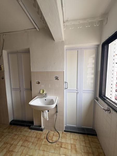 335A Smith Street, 335A Smith Street, Boat Quay / Raffles Place / Marina, 2 Bedrooms, 647 sqft, HDB Flat For Sale, by Henry Poon, 500255124 - Bathroom - PropertyGuru.com.sg