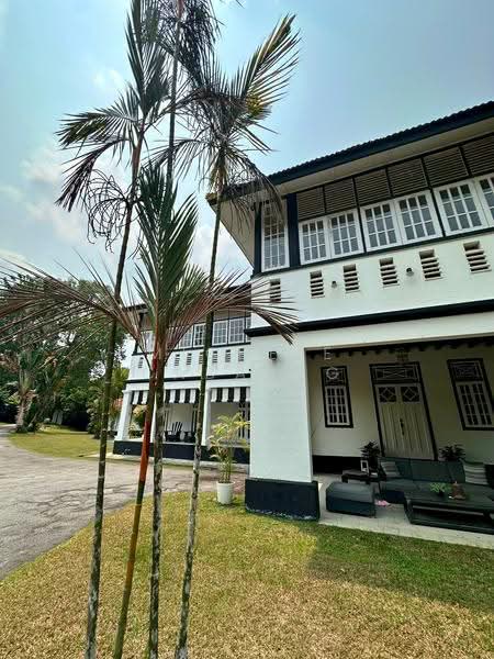 Colonial Black and White Bungalow, Mount Pleasant Road, Newton / Novena, 3 Bedrooms, 6,404 sqft, Bungalow House For Rent, by Michele Cabasug, 500255128 - Exterior - PropertyGuru.com.sg