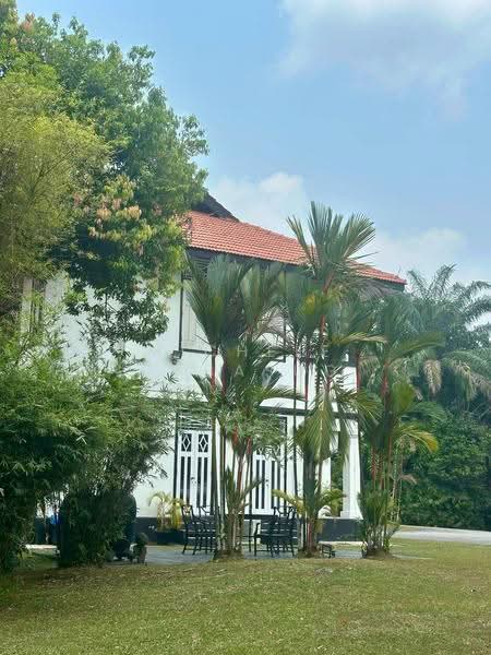 Colonial Black and White Bungalow, Mount Pleasant Road, Newton / Novena, 3 Bedrooms, 6,404 sqft, Bungalow House For Rent, by Michele Cabasug, 500255128 - Exterior - PropertyGuru.com.sg