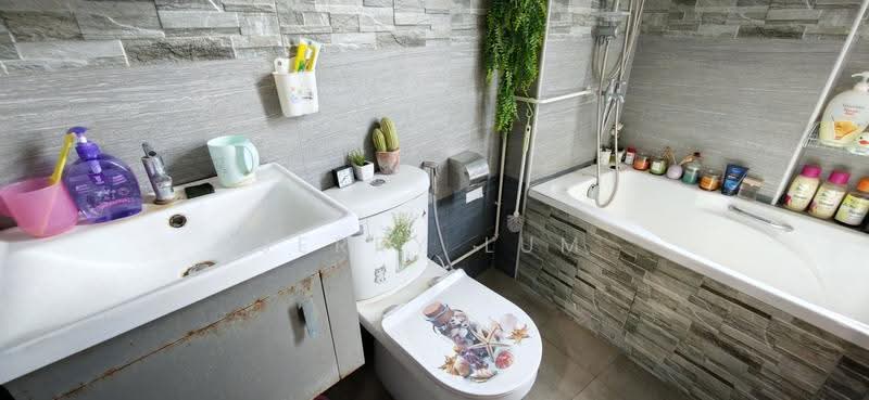 The Sunflower, 10 Lorong 28 Geylang, Eunos / Geylang / Paya Lebar, 3 Bedrooms, 883 sqft, Apartment For Sale, by Jerry Lum, 500255136 - Bathroom - PropertyGuru.com.sg