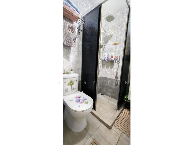 The Sunflower, 10 Lorong 28 Geylang, Eunos / Geylang / Paya Lebar, 3 Bedrooms, 883 sqft, Apartment For Sale, by Jerry Lum, 500255136 - Bathroom - PropertyGuru.com.sg