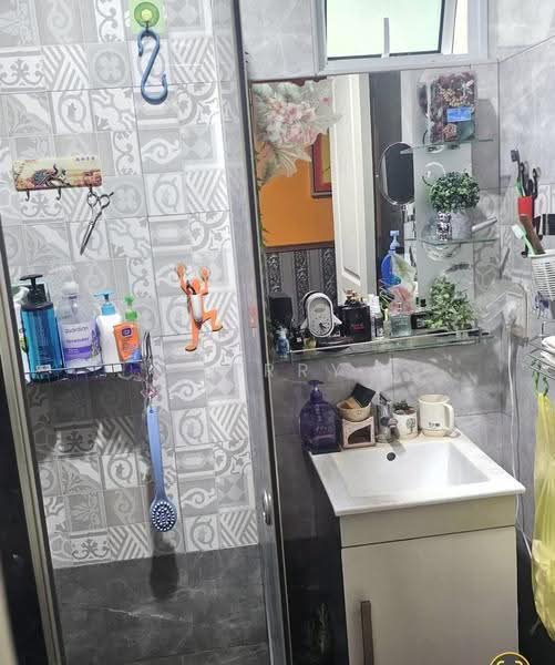 The Sunflower, 10 Lorong 28 Geylang, Eunos / Geylang / Paya Lebar, 3 Bedrooms, 883 sqft, Apartment For Sale, by Jerry Lum, 500255136 - Bathroom - PropertyGuru.com.sg