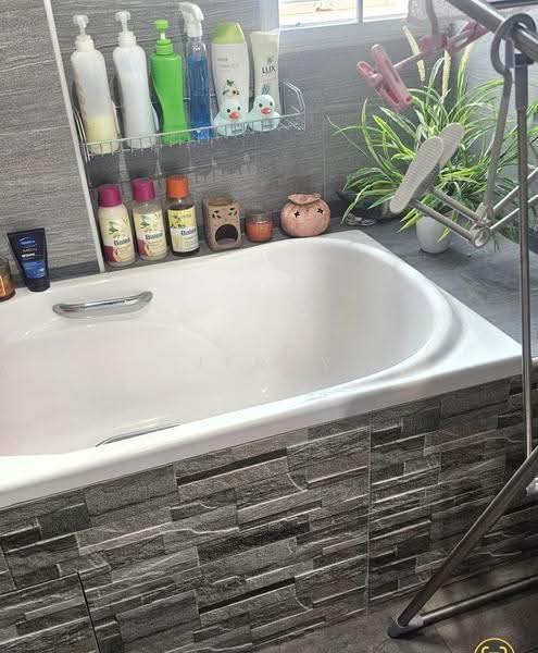 The Sunflower, 10 Lorong 28 Geylang, Eunos / Geylang / Paya Lebar, 3 Bedrooms, 883 sqft, Apartment For Sale, by Jerry Lum, 500255136 - Bathroom - PropertyGuru.com.sg