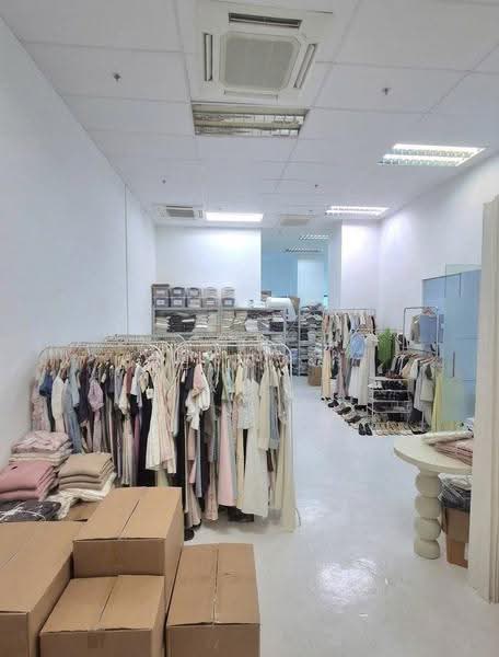 own door fitted window unit for rent! (hougang)!, studio store workshop phoTog;, Hougang / Punggol / Sengkang, 1,150 sqft, Light Industrial (B1) For Rent, by Joel Yong, 500255149 - CommercialGuru.com.sg