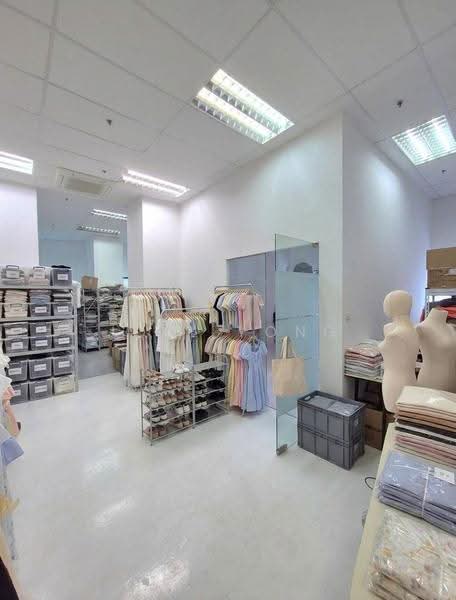own door fitted window unit for rent! (hougang)!, studio store workshop phoTog;, Hougang / Punggol / Sengkang, 1,150 sqft, Light Industrial (B1) For Rent, by Joel Yong, 500255149 - CommercialGuru.com.sg