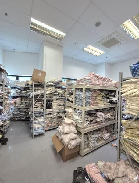 own door fitted window unit for rent! (hougang)!, studio store workshop phoTog;, Hougang / Punggol / Sengkang, 1,150 sqft, Light Industrial (B1) For Rent, by Joel Yong, 500255149 - CommercialGuru.com.sg