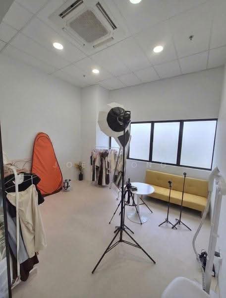 own door fitted window unit for rent! (hougang)!, studio store workshop phoTog;, Hougang / Punggol / Sengkang, 1,150 sqft, Light Industrial (B1) For Rent, by Joel Yong, 500255149 - CommercialGuru.com.sg