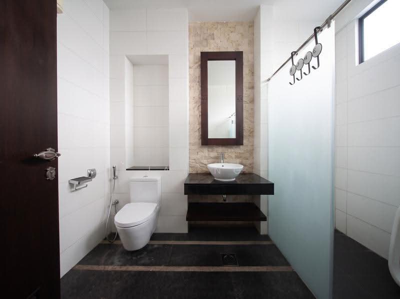 D15LANDED.COM Well Maintained Bungalow at Siglap with Pool and Lift, Frankel Estate, Siglap, East Coast / Marine Parade, 9 Bedrooms, 10,000 sqft, Bungalow House For Sale, by Jay Ng, 500255165 - Bathroom - PropertyGuru.com.sg