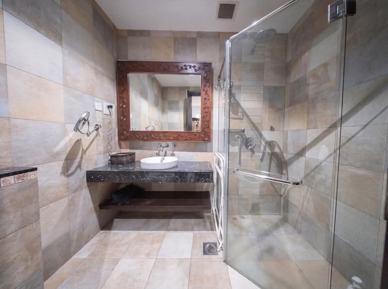 D15LANDED.COM Well Maintained Bungalow at Siglap with Pool and Lift, Frankel Estate, Siglap, East Coast / Marine Parade, 9 Bedrooms, 10,000 sqft, Bungalow House For Sale, by Jay Ng, 500255165 - PropertyGuru.com.sg