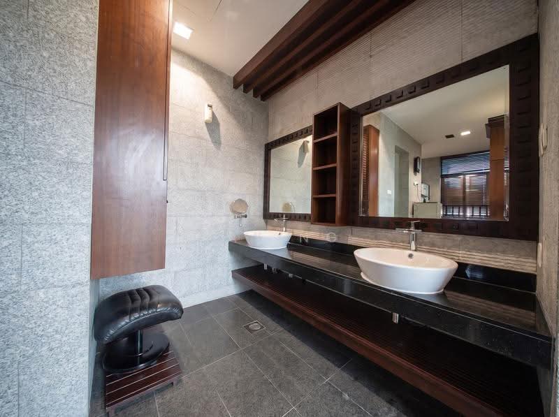 D15LANDED.COM Well Maintained Bungalow at Siglap with Pool and Lift, Frankel Estate, Siglap, East Coast / Marine Parade, 9 Bedrooms, 10,000 sqft, Bungalow House For Sale, by Jay Ng, 500255165 - PropertyGuru.com.sg