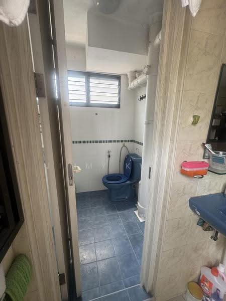 345 Clementi Avenue 5, 345 Clementi Avenue 5, Buona Vista / West Coast / Clementi New Town, 2 Bedrooms, 720 sqft, HDB Flat For Sale, by Jimmy Kwek, 500255227 - Bathroom - PropertyGuru.com.sg