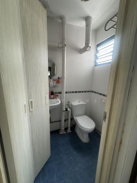 345 Clementi Avenue 5, 345 Clementi Avenue 5, Buona Vista / West Coast / Clementi New Town, 2 Bedrooms, 720 sqft, HDB Flat For Sale, by Jimmy Kwek, 500255227 - Bathroom - PropertyGuru.com.sg