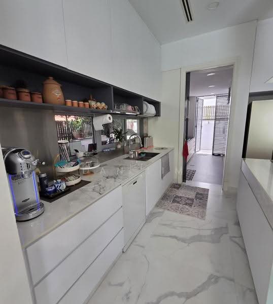 HILLTOP BUNGALOW, LYNWOOD GROVE, Newton / Novena, 7 Bedrooms, 13,000 sqft, Bungalow House For Sale, by Dan Lim, 500255245 - Kitchen - PropertyGuru.com.sg