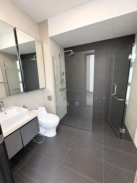 2 Wak Hassan Place, Wak Hassan Place, Sembawang / Yishun, 6 Bedrooms, 7,335 sqft, Semi-Detached House For Rent, by Rayne Chua 蔡美慧, 500255307 - Bathroom 4 - PropertyGuru.com.sg