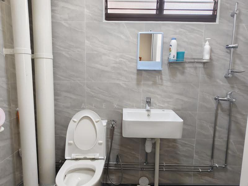739 Jurong West Street 73, 739 Jurong West Street 73, Boon Lay / Jurong / Tuas, 4 Bedrooms, 1,355 sqft, HDB Flat For Sale, by Alex Lim, 500255328 - Bathroom - PropertyGuru.com.sg