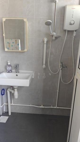 730 Jurong West Street 72, 730 Jurong West Street 72, Boon Lay / Jurong / Tuas, Room Rental, 120 sqft, HDB Flat For Rent, by Karen Neo, 500255343 - Bathroom - PropertyGuru.com.sg