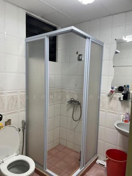 Cherryhill, 27 Lorong Lew Lian, Hougang / Punggol / Sengkang, 3 Bedrooms, 1,399 sqft, Condominium For Rent, by Leonard Oh, 500255391 - Bathroom - PropertyGuru.com.sg
