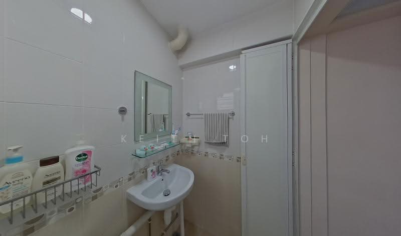 335 Clementi Avenue 2, 335 Clementi Avenue 2, Buona Vista / West Coast / Clementi New Town, 2 Bedrooms, 732 sqft, HDB Flat For Sale, by Keith Toh, 500255524 - Bathroom - PropertyGuru.com.sg