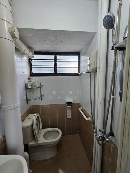 534 Jurong West Street 52, 534 Jurong West Street 52, Boon Lay / Jurong / Tuas, Room Rental, 120 sqft, HDB Flat For Rent, by Zheng Ronghua 郑荣华, 500255538 - Bathroom - PropertyGuru.com.sg