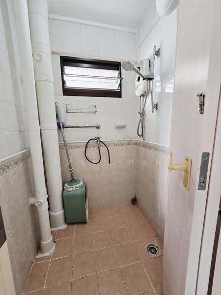 128 Lorong 1 Toa Payoh, 128 Lorong 1 Toa Payoh, Balestier / Toa Payoh, 3 Bedrooms, 721 sqft, HDB Flat For Sale, by Skyes Pan, 500255652 - Bathroom - PropertyGuru.com.sg