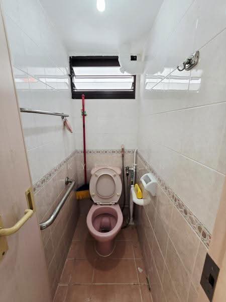 128 Lorong 1 Toa Payoh, 128 Lorong 1 Toa Payoh, Balestier / Toa Payoh, 3 Bedrooms, 721 sqft, HDB Flat For Sale, by Skyes Pan, 500255652 - Bathroom - PropertyGuru.com.sg