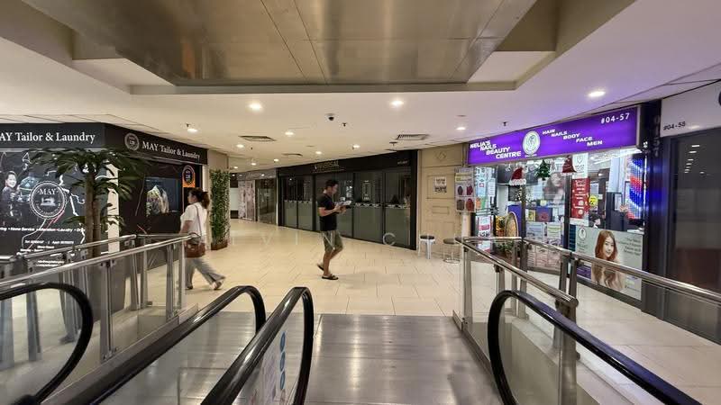 Lucky Plaza, 304 Orchard Road, Orchard / River Valley, 538 sqft, Mall Shop For Sale, by Alvin Chua, 500255668 - Corridor - CommercialGuru.com.sg