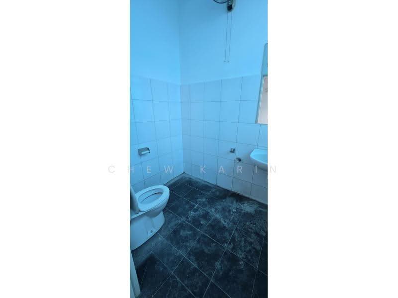 Harvest @ Woodlands, Sembawang / Yishun, 1,700 sqft, Factory / Workshop (B2) For Rent, by Chew Karin, 500255681 - Bathroom - CommercialGuru.com.sg