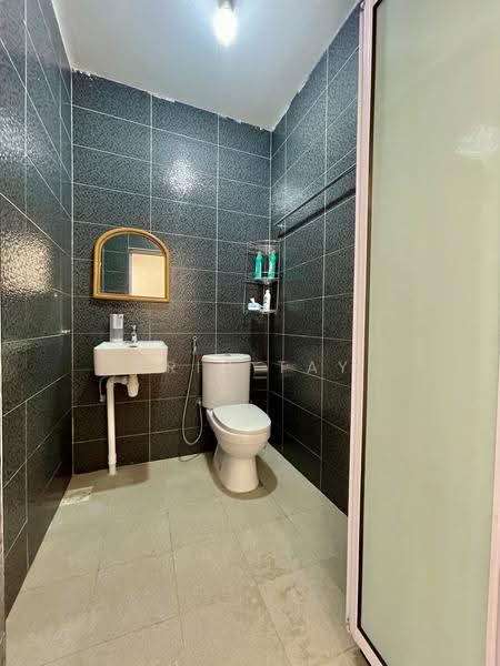 Sembawang Straits Estate, Jalan Machang, Sembawang / Yishun, 4 Bedrooms, 2,098 sqft, Semi-Detached House For Rent, by Eric Tay, 500255691 - Bathroom - PropertyGuru.com.sg