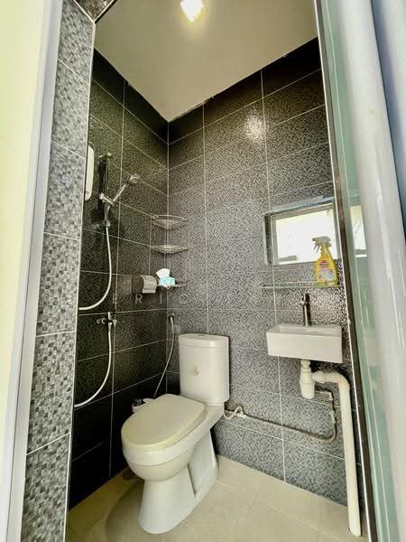 Sembawang Straits Estate, Jalan Machang, Sembawang / Yishun, 4 Bedrooms, 2,098 sqft, Semi-Detached House For Rent, by Eric Tay, 500255691 - Bathroom - PropertyGuru.com.sg