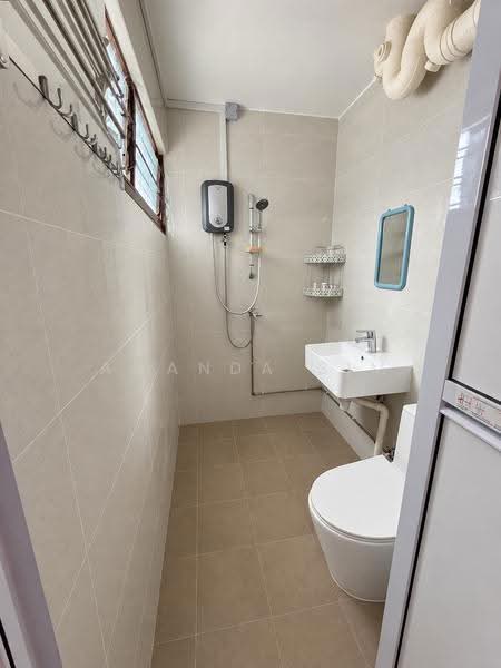 142 Bishan Street 12, 142 Bishan Street 12, Ang Mo Kio / Bishan / Thomson, 3 Bedrooms, 904 sqft, HDB Flat For Sale, by Amanda Sim, 500255752 - MBR Bathroom - PropertyGuru.com.sg