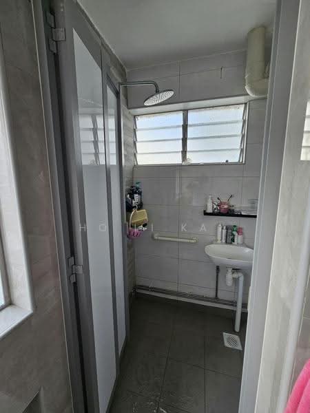 243 Bukit Batok East Avenue 5, 243 Bukit Batok East Avenue 5, Dairy Farm / Bukit Panjang / Choa Chu Kang, Room Rental, 150 sqft, HDB Flat For Rent, by Ho Li Kai, 500255777 - Bathroom - PropertyGuru.com.sg