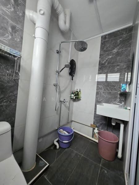 921 Jurong West Street 92, 921 Jurong West Street 92, Boon Lay / Jurong / Tuas, 3 Bedrooms, 1,108 sqft, HDB Flat For Sale, by Mansfield Tan, 500255781 - Bathroom - PropertyGuru.com.sg