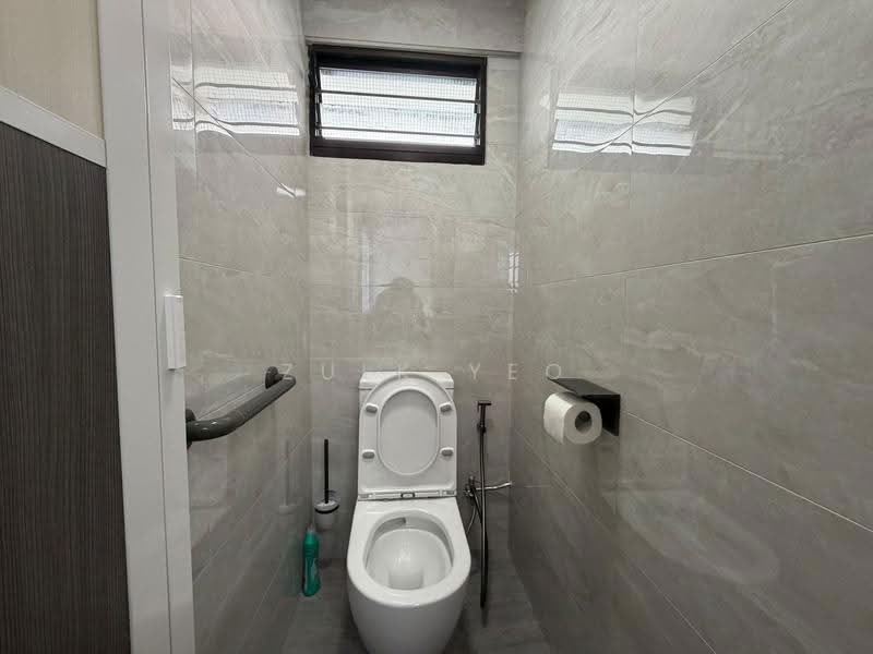 225 Lorong 8 Toa Payoh, 225 Lorong 8 Toa Payoh, Balestier / Toa Payoh, 2 Bedrooms, 818 sqft, HDB Flat For Sale, by Zulk Yeo, 500255846 - Bathroom - PropertyGuru.com.sg