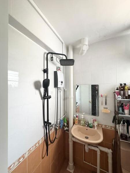 607 Clementi West Street 1, 607 Clementi West Street 1, Buona Vista / West Coast / Clementi New Town, 2 Bedrooms, 721 sqft, HDB Flat For Sale, by Lorraine Lum, 500255877 - Bathroom - PropertyGuru.com.sg