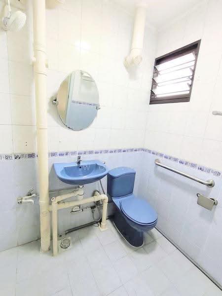303 Clementi Avenue 4, 303 Clementi Avenue 4, Buona Vista / West Coast / Clementi New Town, 2 Bedrooms, 721 sqft, HDB Flat For Sale, by Darrell Wong, 500255881 - Bathroom - PropertyGuru.com.sg