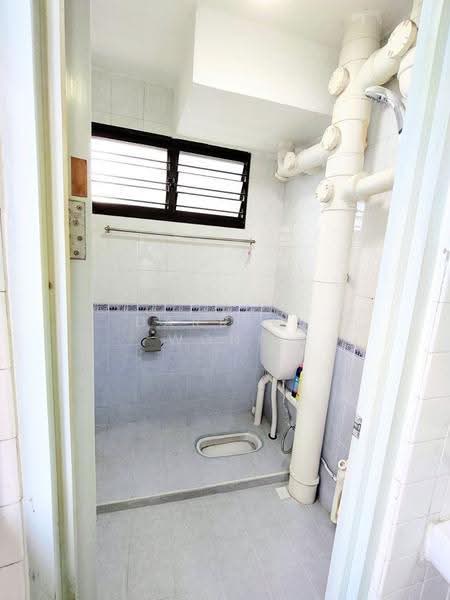303 Clementi Avenue 4, 303 Clementi Avenue 4, Buona Vista / West Coast / Clementi New Town, 2 Bedrooms, 721 sqft, HDB Flat For Sale, by Darrell Wong, 500255881 - Bathroom - PropertyGuru.com.sg