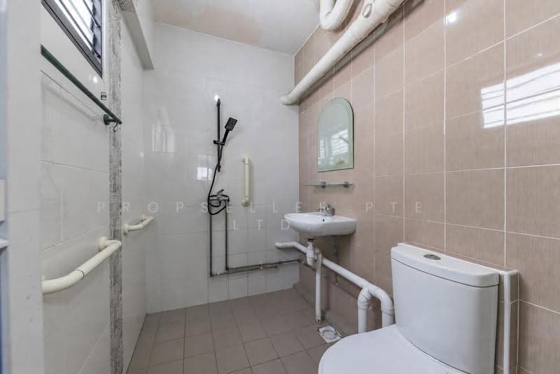 415 Eunos Road 5, 415 Eunos Road 5, Eunos / Geylang / Paya Lebar, 3 Bedrooms, 1,152 sqft, HDB Flat For Sale, by Kelly Tan, 500255896 - Bathroom - PropertyGuru.com.sg