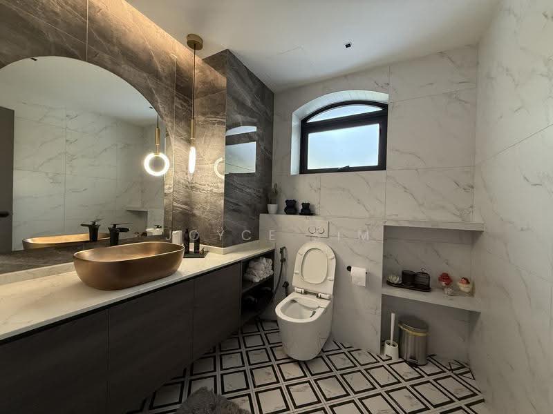 Hillview Corner Terrace. Move in immediately. Walking distance to, Hillview Way, Hillview crescent, Hillview, Dairy Farm / Bukit Panjang / Choa Chu Kang, 5 Bedrooms, 3,800 sqft, Corner Terrace For Sale, by Joyce Sim, 500255916 - Bathroom - PropertyGuru.com.sg