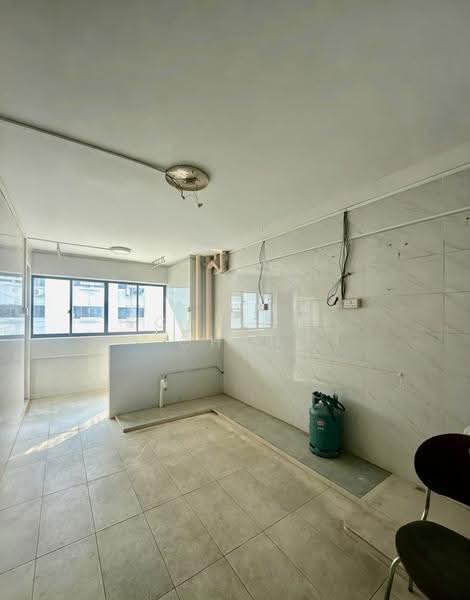 125 Yishun Street 11, 125 Yishun Street 11, Sembawang / Yishun, 2 Bedrooms, 721 sqft, HDB Flat For Sale, by Scarlett Chan, 500256023 - Kitchen - PropertyGuru.com.sg