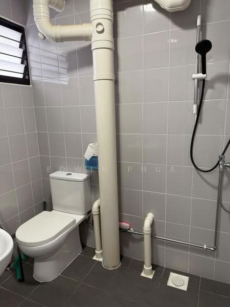239 Jurong East Street 21, 239 Jurong East Street 21, Boon Lay / Jurong / Tuas, 4 Bedrooms, 1,291 sqft, HDB Flat For Sale, by Edwin Phua, 500256033 - Bathroom - PropertyGuru.com.sg
