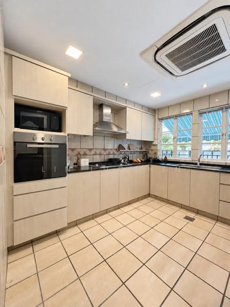 Gentle Villas, 74 Gentle Drive, Newton / Novena, 5 Bedrooms, 2,900 sqft, Detached House For Sale, by Lin LuoChen, 500256047 - Kitchen - PropertyGuru.com.sg
