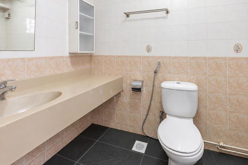679C Jurong West Central 1, 679C Jurong West Central 1, Boon Lay / Jurong / Tuas, 3 Bedrooms, 1,012 sqft, HDB Flat For Sale, by Reine Chan, 500256069 - Bathroom - PropertyGuru.com.sg