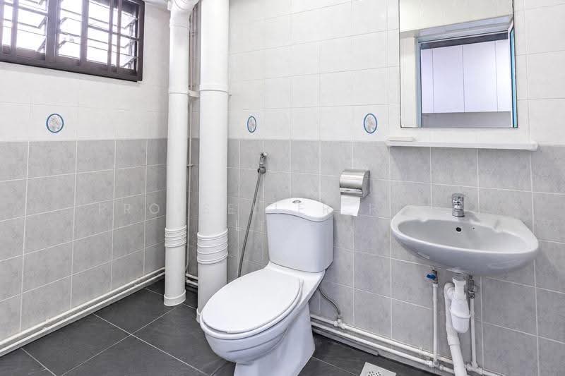 679C Jurong West Central 1, 679C Jurong West Central 1, Boon Lay / Jurong / Tuas, 3 Bedrooms, 1,012 sqft, HDB Flat For Sale, by Reine Chan, 500256069 - Bathroom - PropertyGuru.com.sg