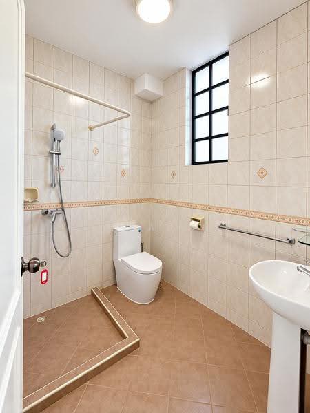 Garlick Ville, 7, Tanglin / Holland / Bukit Timah, 5 Bedrooms, 2,700 sqft, Terraced House For Rent, by Geralyn Ng, 500256070 - Bathroom - PropertyGuru.com.sg