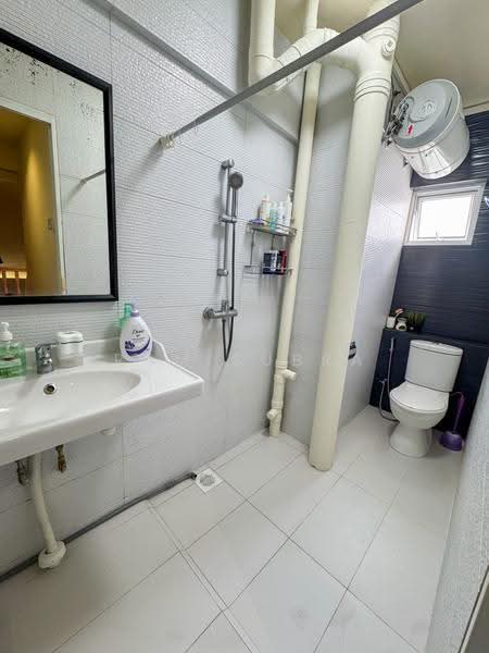 142 Bukit Batok Street 11, 142 Bukit Batok Street 11, Dairy Farm / Bukit Panjang / Choa Chu Kang, 3 Bedrooms, 1,593 sqft, HDB Flat For Sale, by Ram Subra, 500256112 - Common Bathroom - PropertyGuru.com.sg