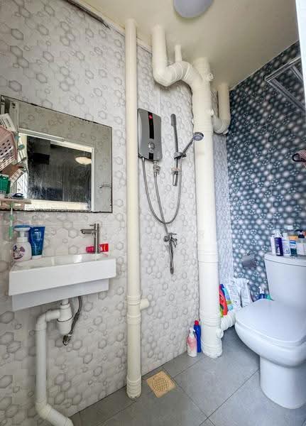142 Bukit Batok Street 11, 142 Bukit Batok Street 11, Dairy Farm / Bukit Panjang / Choa Chu Kang, 3 Bedrooms, 1,593 sqft, HDB Flat For Sale, by Ram Subra, 500256112 - Kitchen Bathroom - PropertyGuru.com.sg